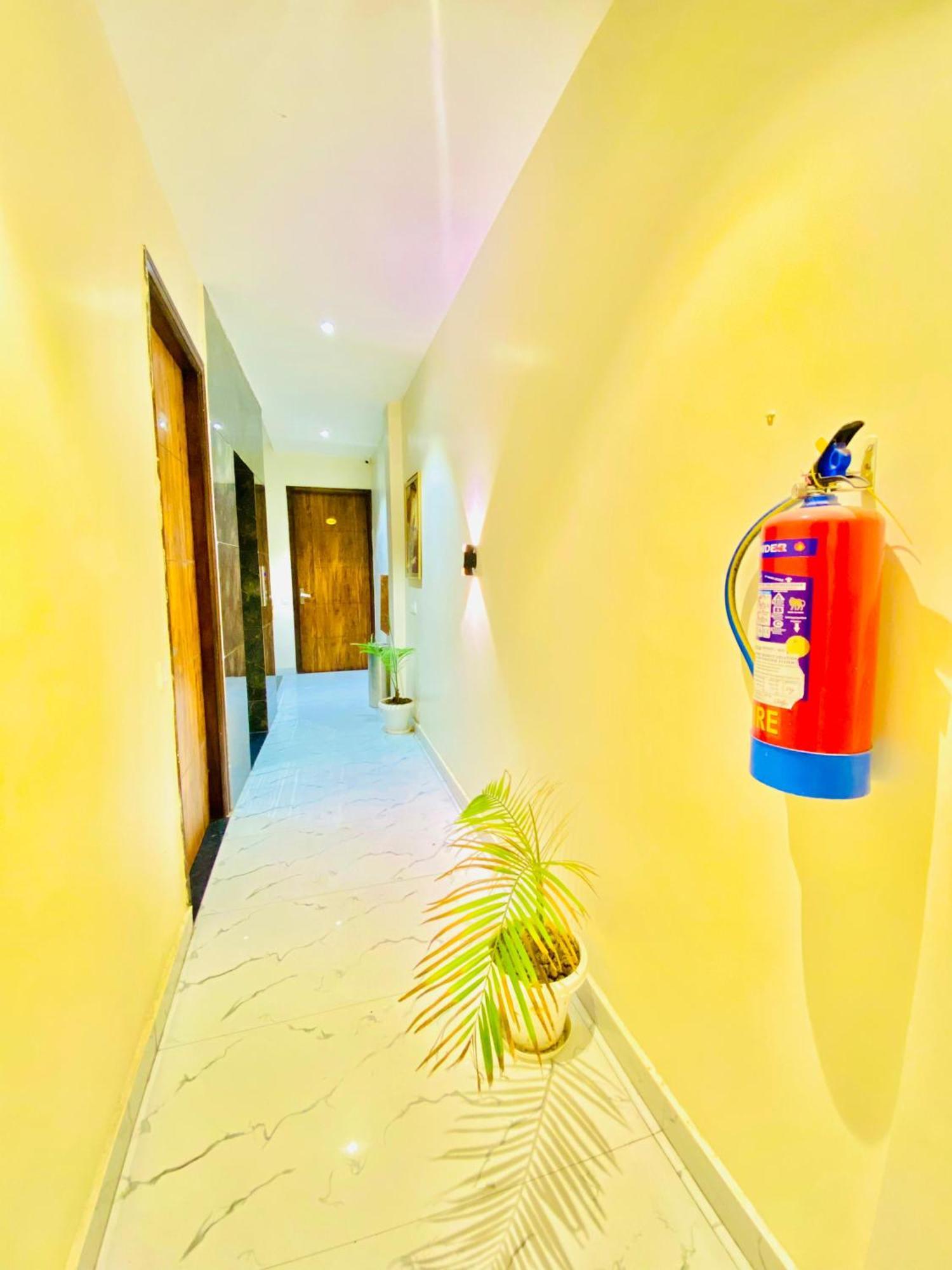 Hotel Holiday First 300 Meter From Golden Temple Amritsar Exterior photo